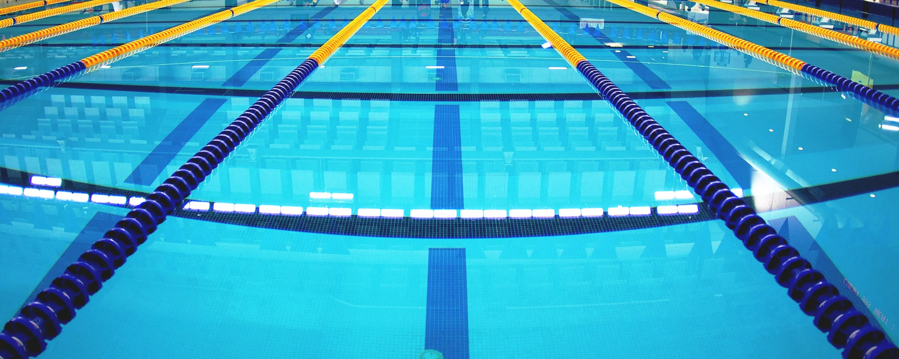 Piscina con las corcheras tendidas